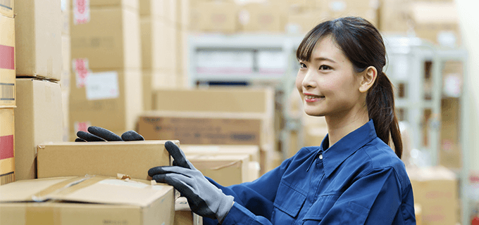女性がオフィスで働いている様子